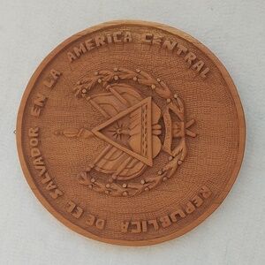 Vintage REPUBLICA DE EL SALVADOR round wood plaque